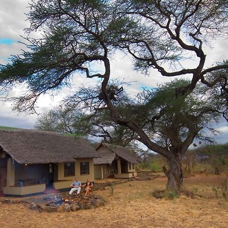 Tsavo West National Park Severin Safari Camp מראה חיצוני תמונה