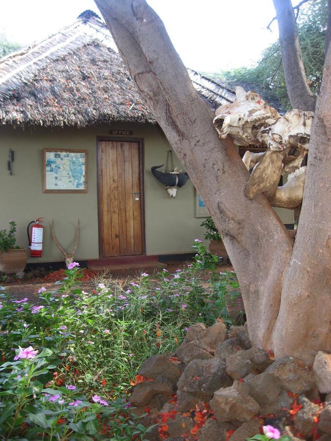 Tsavo West National Park Severin Safari Camp מראה חיצוני תמונה